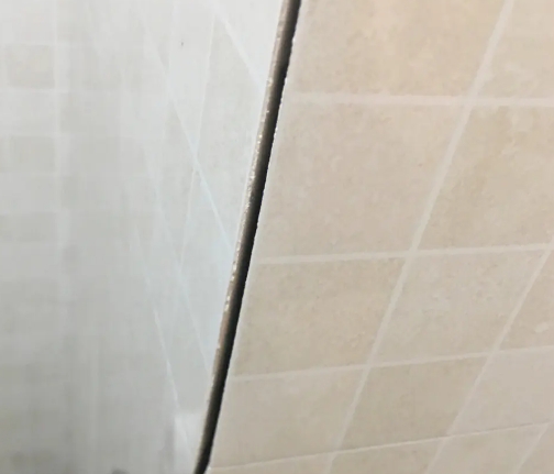 怀化瓷砖空鼓维修公司分享阳台瓷砖脱落的修复过程可以分为以下几个步骤