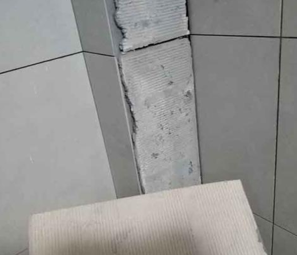 怀化瓷砖空鼓维修公司分享下厨房瓷砖脱落的补救措施。